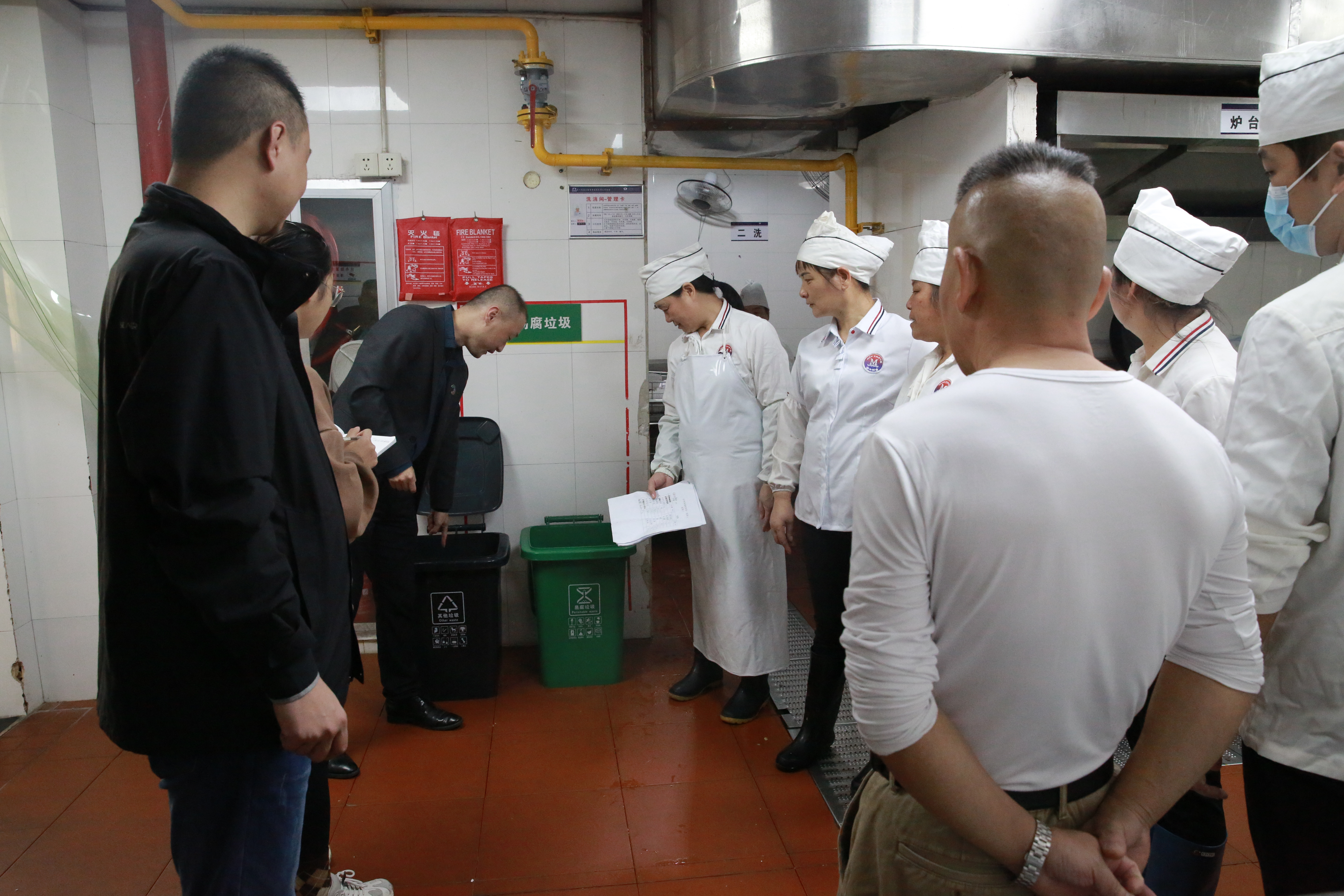 對食堂工作人員現場講解.JPG