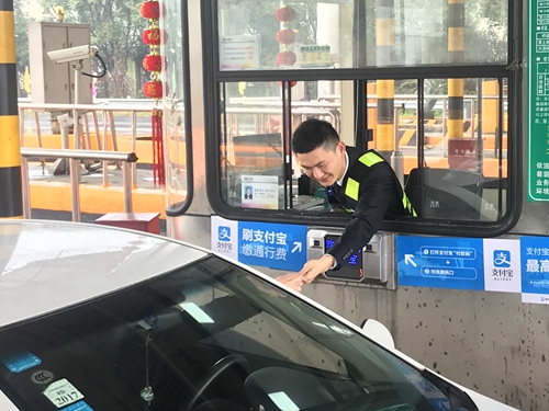 20190220圖為崔曉亮在收費_副本.jpg